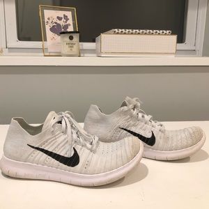 White NIKE Sneaker